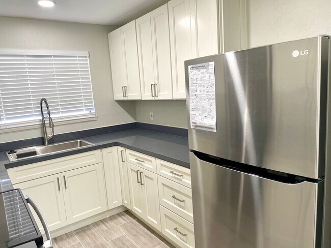 Building Photo - Fully Remodeled 2bedroom near downtown