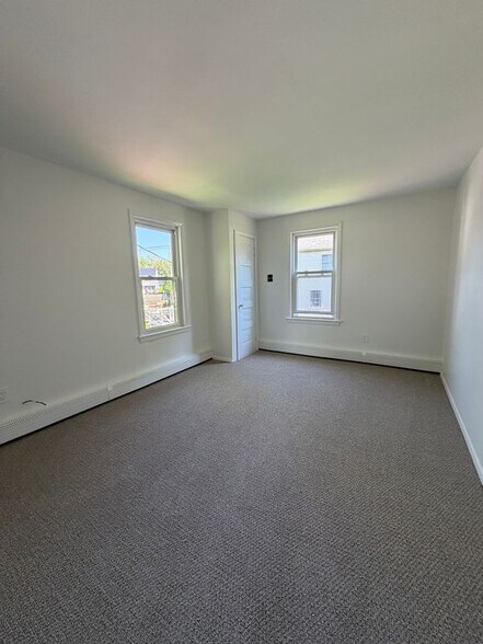 Building Photo - 33 MacIntosh Rd