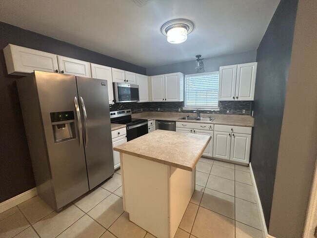 Building Photo - 218 Sparkleberry Ln