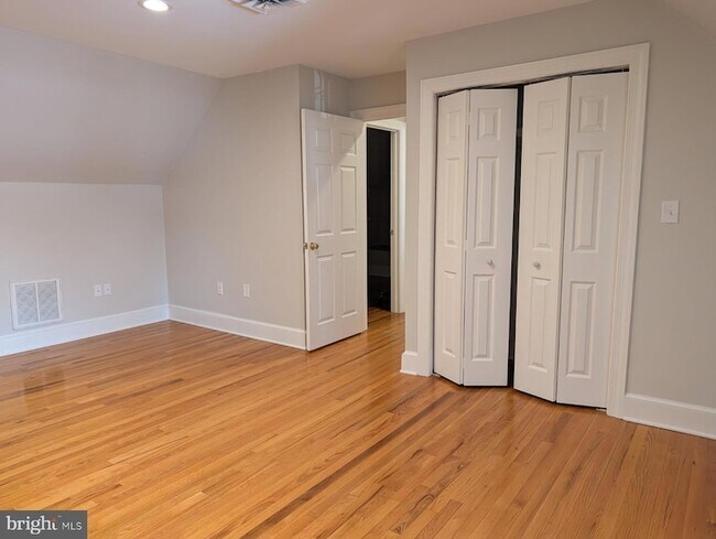 Building Photo - 295 Bay St