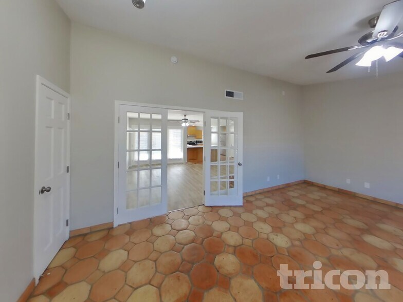 Building Photo - 4809 W Cochise Dr