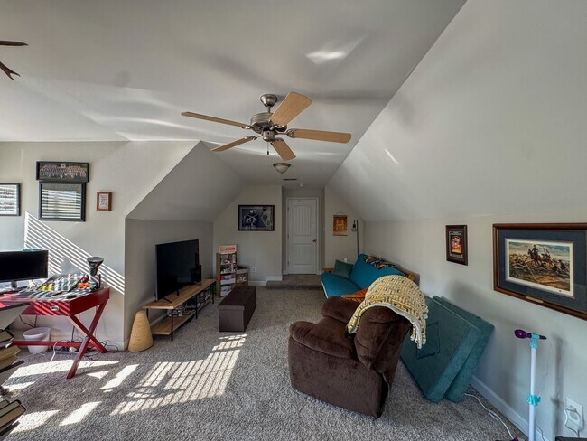 Building Photo - Well-Maintained 4 Bed 2.5 Bath Home with a Pool