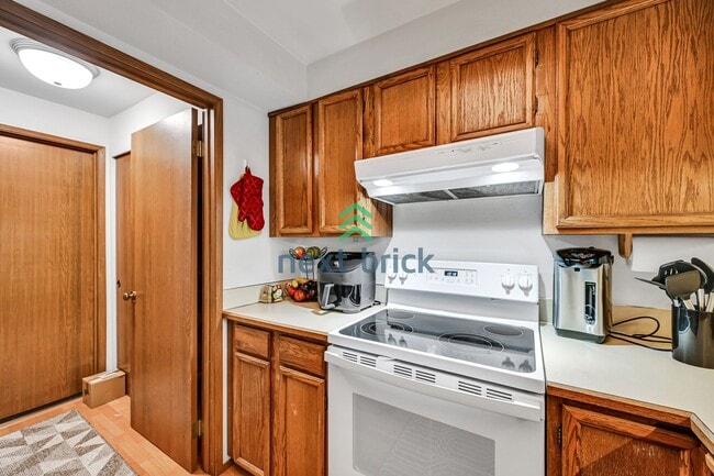 Building Photo - 3 BED & 1.5 BATH FOR RENT