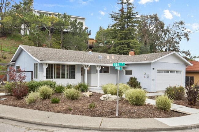 Building Photo - 700 Tamarack Dr