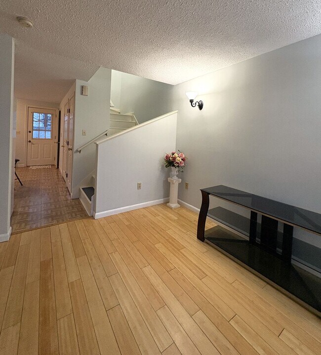 Building Photo - Spacious 3 Bedroom, 2 Bath Townhouse with In-Unit Laundry in Lowell, MA