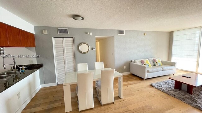 Building Photo - 1200 Brickell Bay Dr