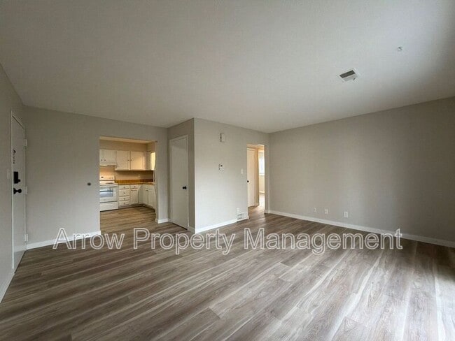 Building Photo - 320 Lincoln St