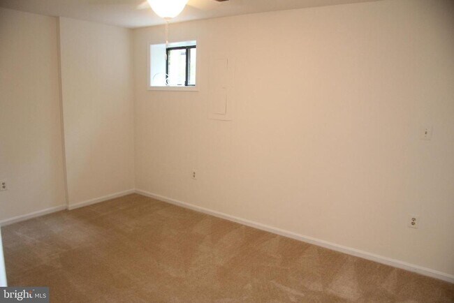 Building Photo - 3804 Vermont Ct