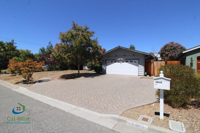 Building Photo - $4895 - Large beautiful 3/2 Home located i...