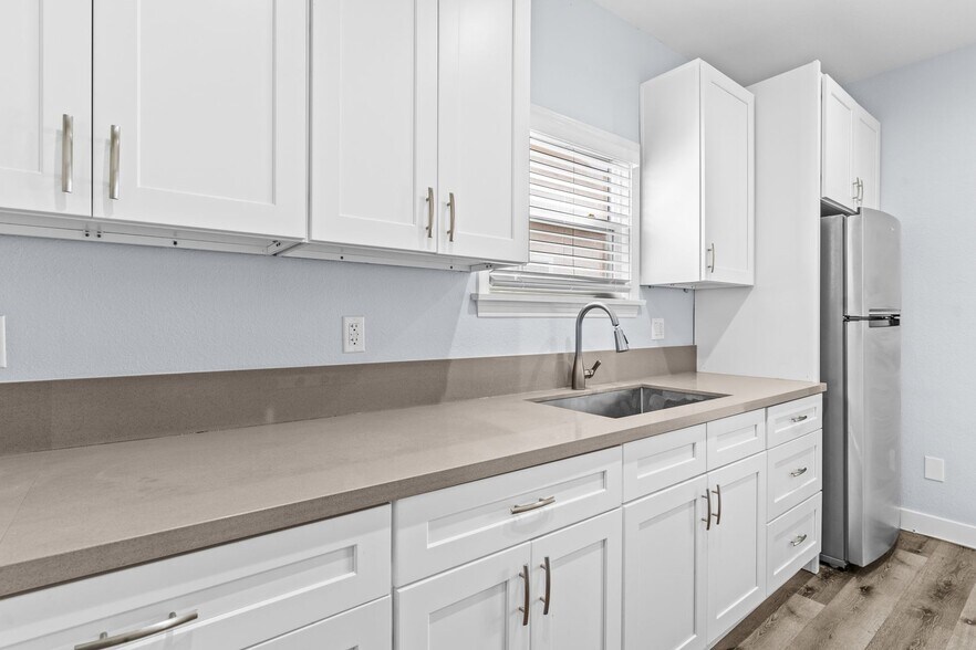 Building Photo - 1711 E Appleton St