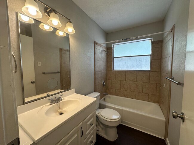 Building Photo - 5127 Village Green