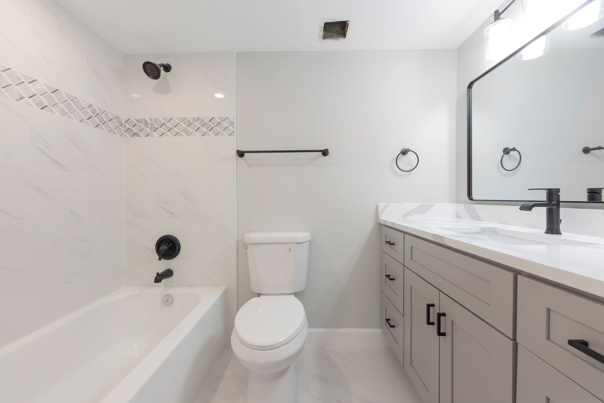 Building Photo - 205 Yoakum Pky