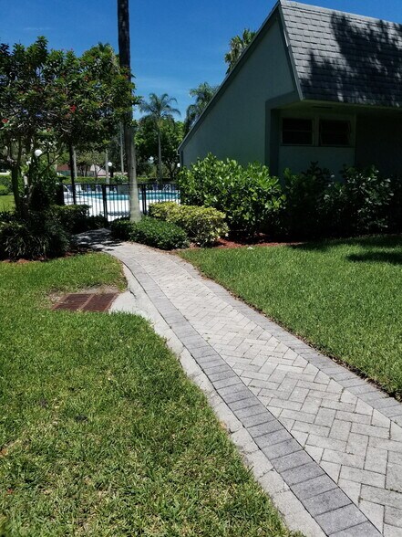Building Photo - 2222 N Cypress Bend Dr
