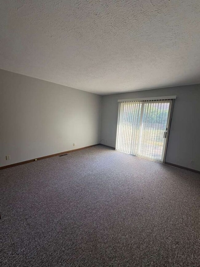 Building Photo - 24159 Evergreen Ct