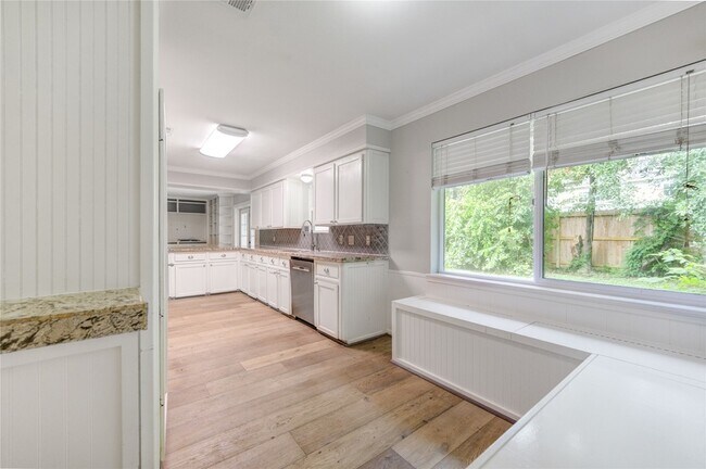 Building Photo - 5019 Oak Forest Dr