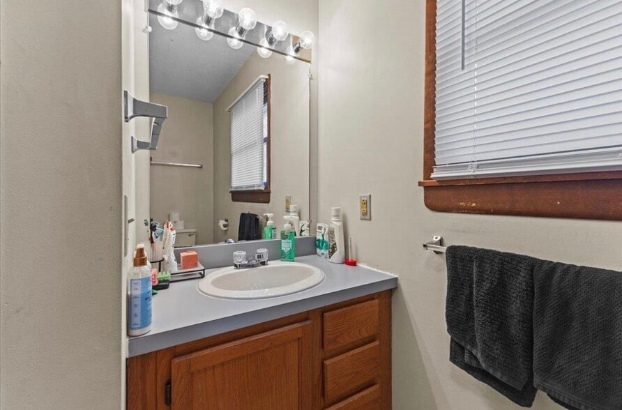 Upstairs bathroom - 216 Grey Birch Dr