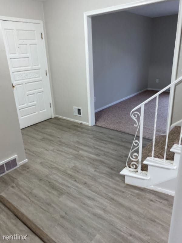 Building Photo - 2 br, 2 bath Townhome - 4445 W Sylvania Ave