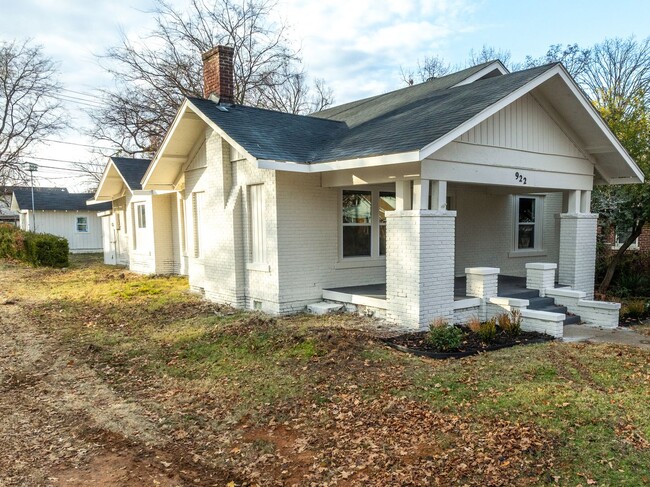 Building Photo - Freshly Updated 3 Bedroom House