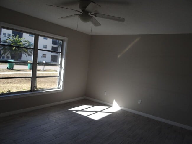 Building Photo - Annual Renovated Duplex 2 bed 1 bath 1 car...