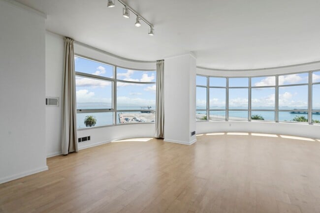 Building Photo - Light Filled 2 Bed, 2 Bath South Beach Por...