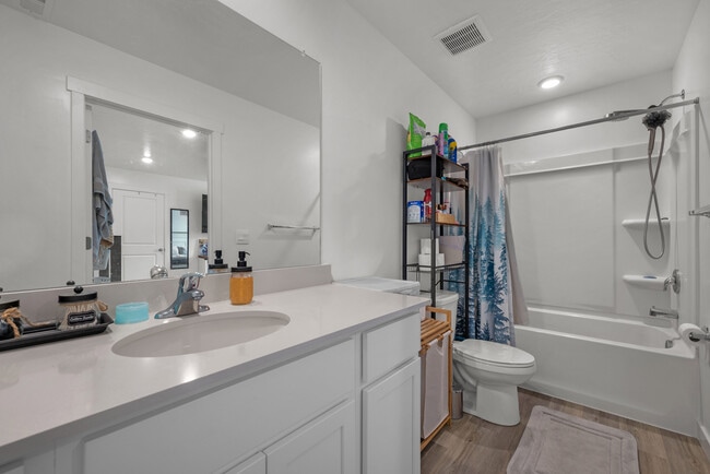 Building Photo - 988 W Broadleaf Dr