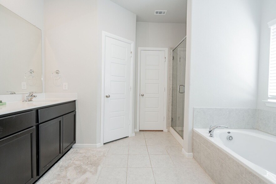 Primary Bathroom - 1812 Damianita Dr