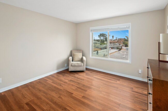 Building Photo - Stunning Ocean Beach Top Floor Corner Beac...