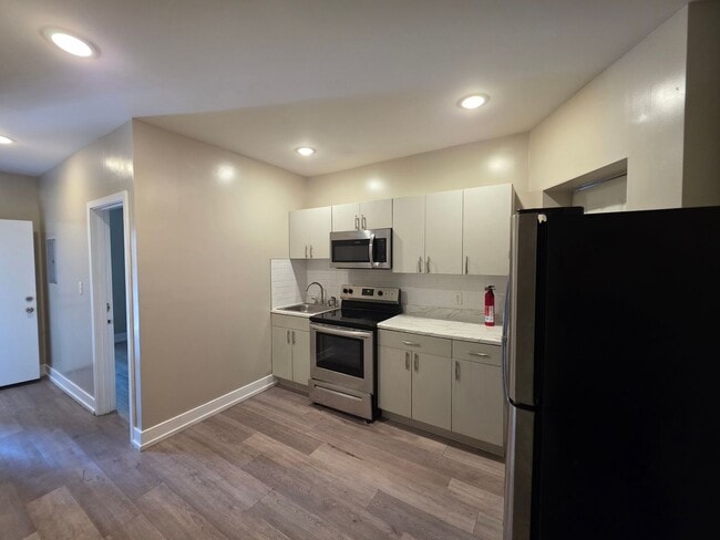 Building Photo - 1649 Pratt St