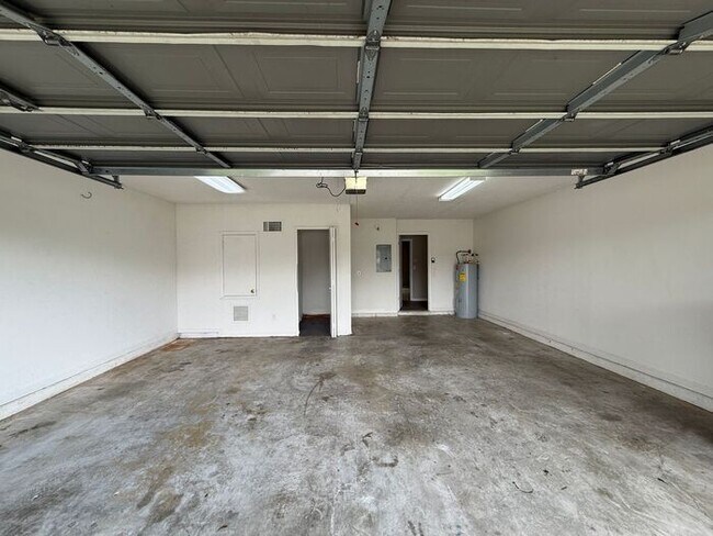 Building Photo - LARGE AND SPACIOUS 4/3 HOME IN EAST ORLANDO WEDGEFIED COMMUNITY