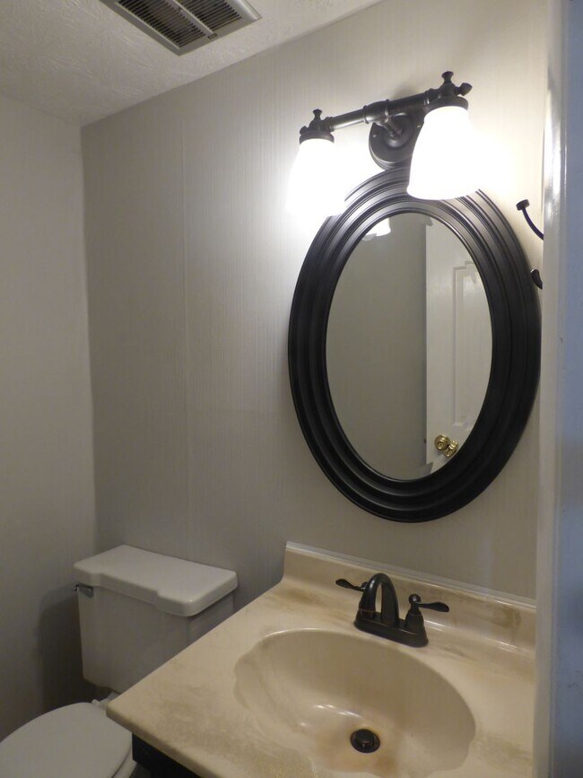 Building Photo - COMING SOON! Beautiful All Electric Townhome! Converted Garage, W/D, Small Pets Ok!
