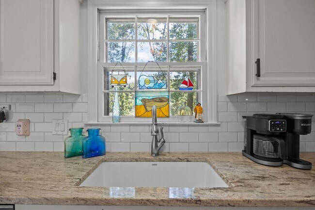 Building Photo - Gorgeous Mid-Century Modern Ranch in West Raleigh near NCSU and Lake Johnson - Fenced-in Backyard!