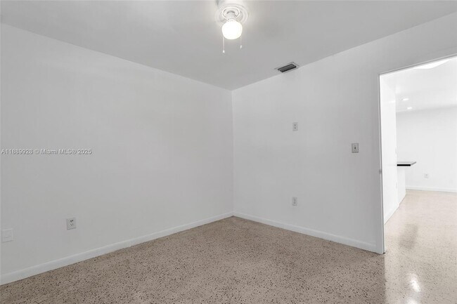 Building Photo - 559 SW 10th St