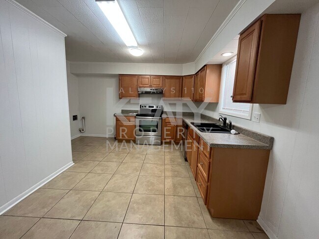 Building Photo - COMING SOON! Spacious townhouse in the heart of Lafayette!