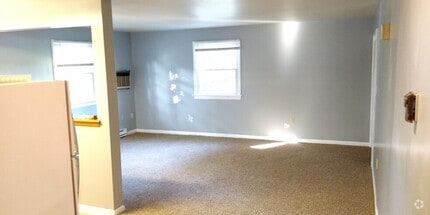 Building Photo - Spacious Pet Friendly 1 Bedroom with AC