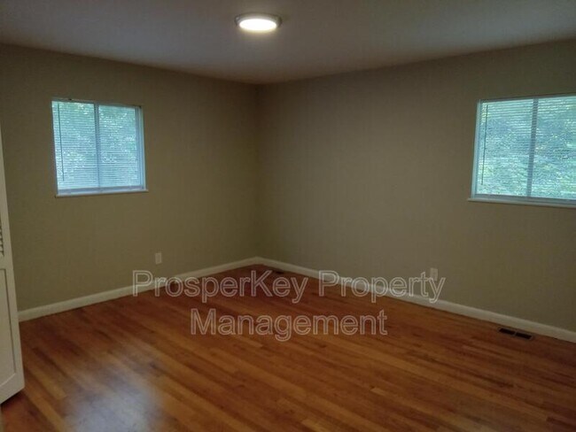 Building Photo - 1211 Timberlane Dr