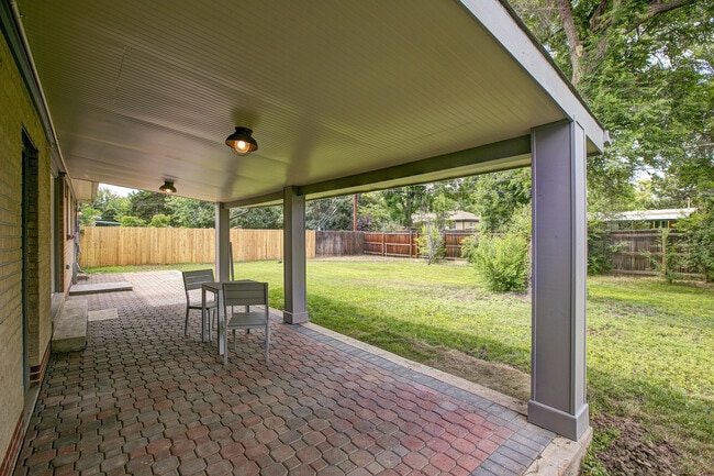 Building Photo - Rent this Gorgeous Fully Updated 3 Bd/ 1.5...