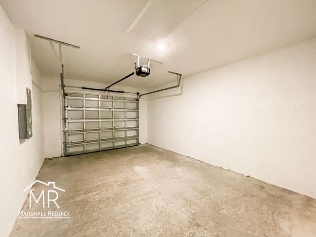 Building Photo - Spacious 3-Bedroom, 2-Bathroom 1 Car Garage