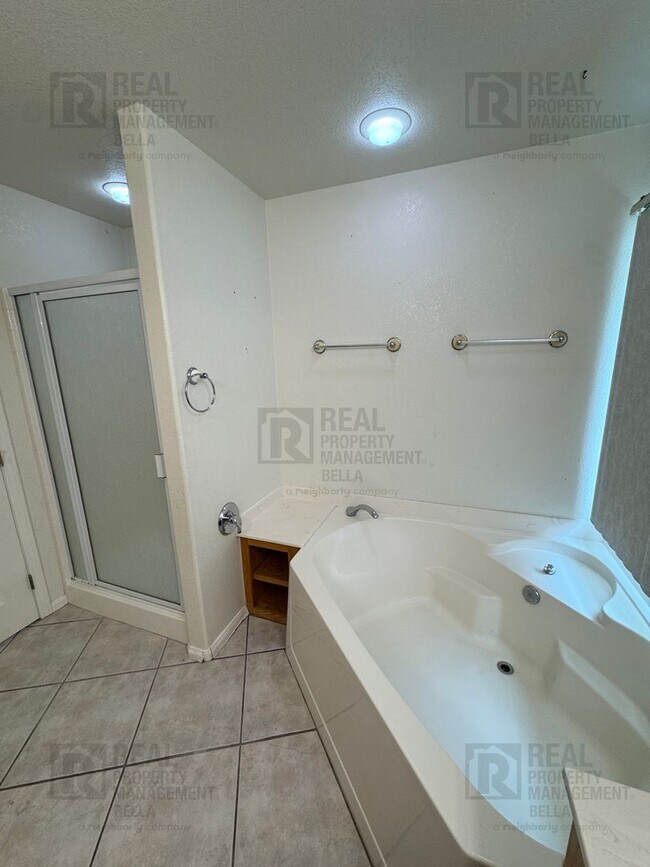 Building Photo - $750 MOVE-IN SPECIAL DISCOUNT AVAILABLE! Luxury Living Awaits: Stunning 4-Bedroom Cul-de-Sac Retr...