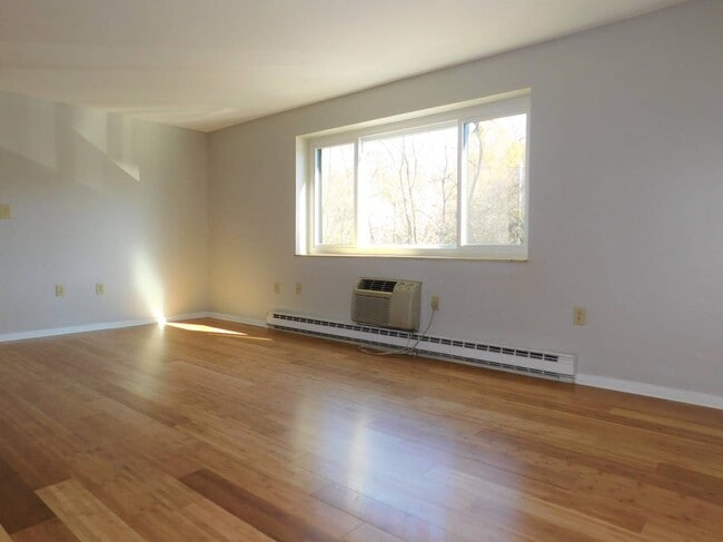 Building Photo - 1209 Logan Rd