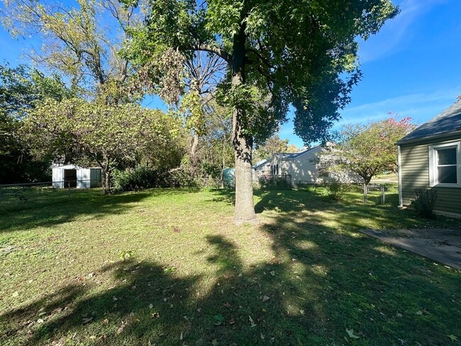 Building Photo - Great Location! 2-Bed, 1-Bath Home with La...