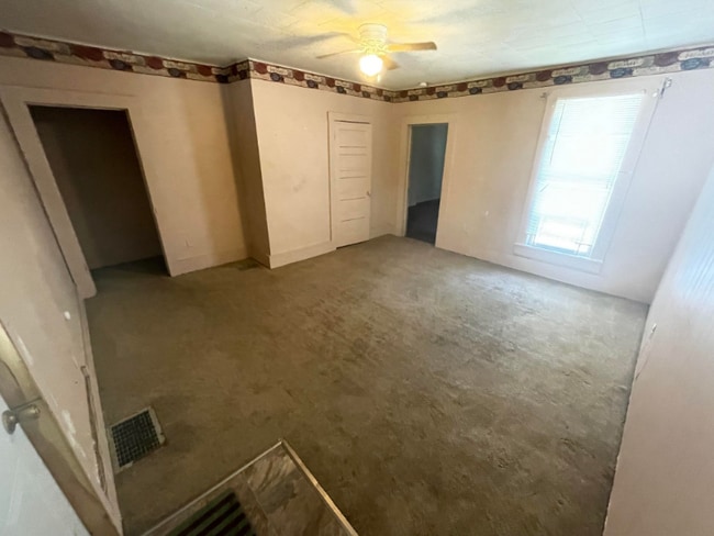 Building Photo - 1202 Gomber Ave