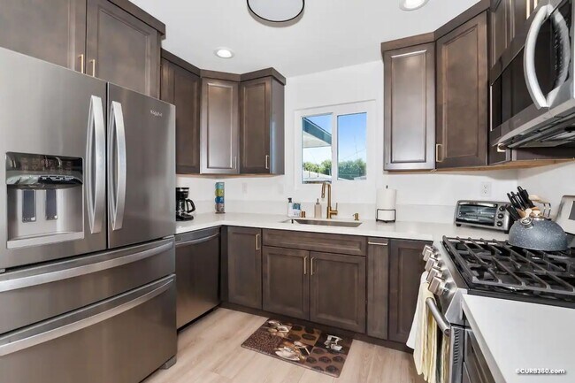 Building Photo - Beautiful 3 Bed/2 Bath Home in heart of Hi...