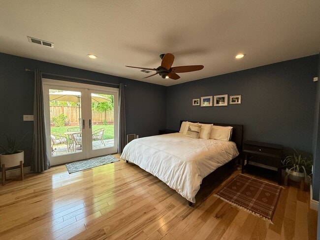 Building Photo - Beautiful 3 Bed 2.5 Bath Home in the Prune...