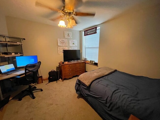 Building Photo - Huge 3 bed 2.5 bath - Southside flats, laundry, central air, private yard, off street parking