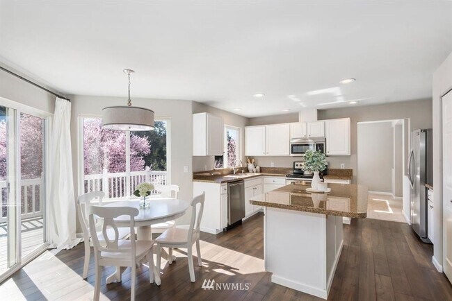 Building Photo - 3 Bedroom 2.5 Bath Hilltop Home w/Beautifu...