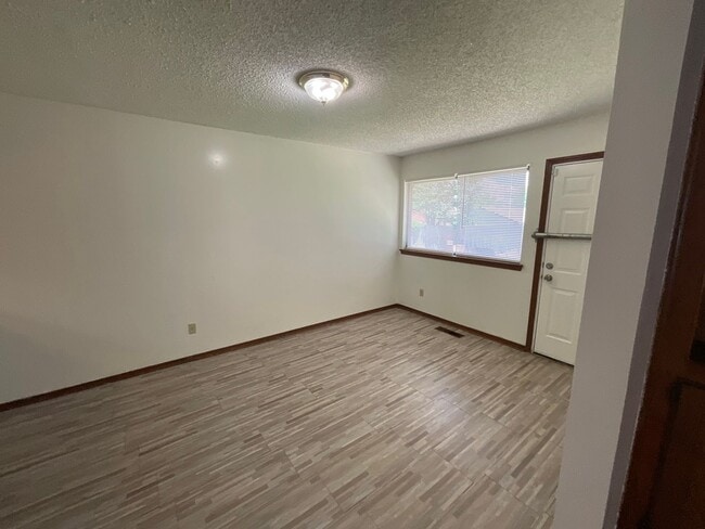 Building Photo - 3 Bed. 2 Bath, 2 Car Garage