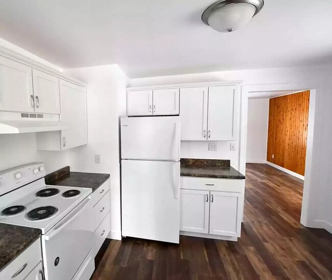 Building Photo - Beautiful Recently Renovated 2-Bedroom Hom...