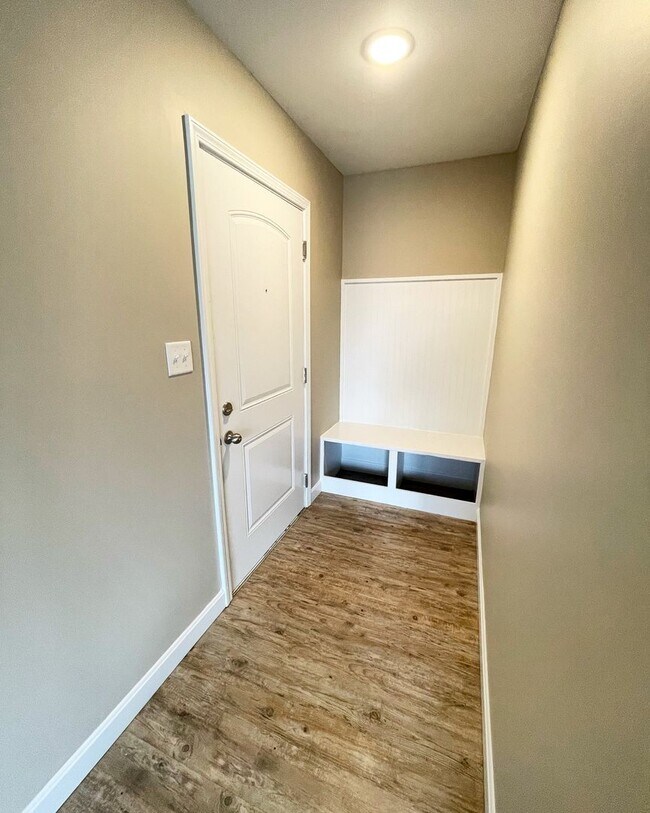 Building Photo - Silver Creek Apartments