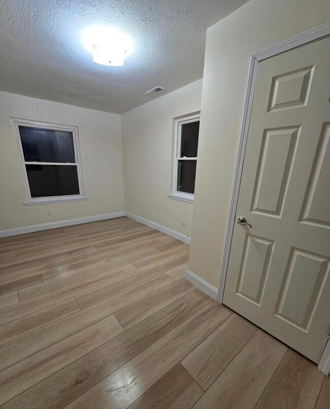 Building Photo - 1921 Dixon St