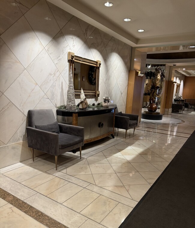 Building Photo - 111 E Chestnut St